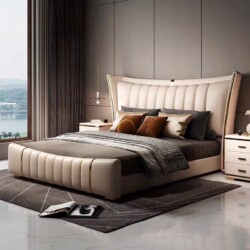 Giường ngủ bọc da cao cấp QF835 được chụp từ góc hơi chếch bên trái, thể hiện toàn bộ giường và không gian phòng ngủ hiện…