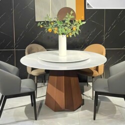 Bàn ăn mặt đá tròn mâm xoay BAQ607 được chụp từ góc chính diện, cận cảnh, làm nổi bật mặt đá siêu pha lê màu trắng sáng và…