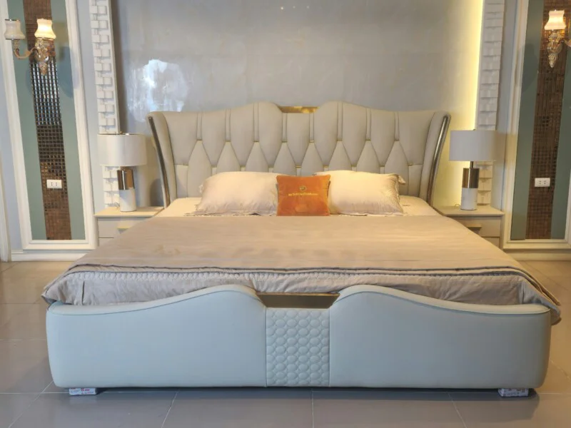 Giường ngủ bọc da luxury GI2336-20 chụp trực diện, nổi bật với đầu giường cao bọc da màu kem, có các múi dọc và đường cong…
