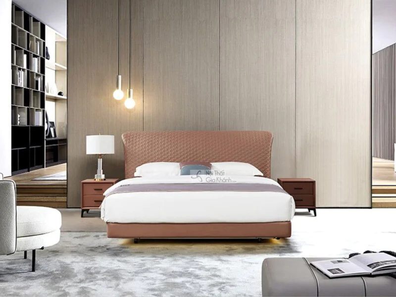 Giường ngủ cao cấp GIC033-18 được chụp chính diện trong một phòng ngủ hiện đại với tông màu ấm. Giường có phần đầu giường…