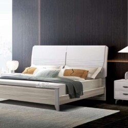 Giường ngủ hiện đại GI1903-1 chụp từ góc thấp, làm nổi bật đầu giường bọc đệm trắng với đường kẻ ngang tinh tế. Thân giườn…