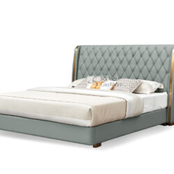 Giường ngủ bọc da Luxury GIQF810-18 chụp từ góc hơi chếch, làm nổi bật đầu giường cao, bo cong mềm mại, bọc da bò tự nhiên…