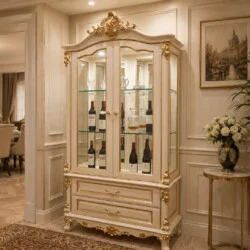 Tủ rượu 2 cánh tân cổ điển màu trắng kem, nổi bật với các họa tiết dát vàng tinh xảo trên đỉnh, chân và viền tủ. Tủ được đ…