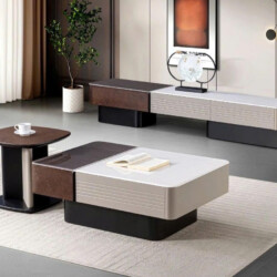 Bộ bàn trà và kệ tivi hiện đại BT2502 được chụp từ góc hơi chếch phía trước, đặt trên thảm trải sàn màu kem nhạt trong khô…