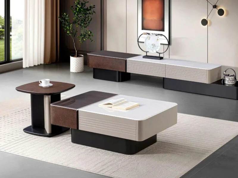Bộ bàn trà và kệ tivi hiện đại BT2502 được chụp từ góc hơi chếch phía trước, đặt trên thảm trải sàn màu kem nhạt trong khô…