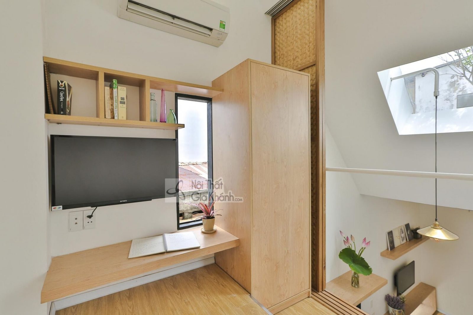 Kệ tivi được thiết kế với các ngăn chứa đồ, khóa kéo, lại có thể gấp gọn