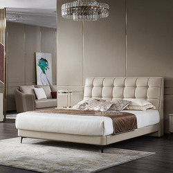 Giường ngủ bọc da GIC019-18 được chụp chính diện trong một phòng ngủ sang trọng. Giường có đầu giường cao, bọc da màu kem…