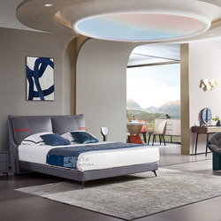Giường ngủ bọc vải GIC021-18 được chụp từ góc thấp, hơi chếch về phía đầu giường bên trái, làm nổi bật tổng thể chiếc giườ…