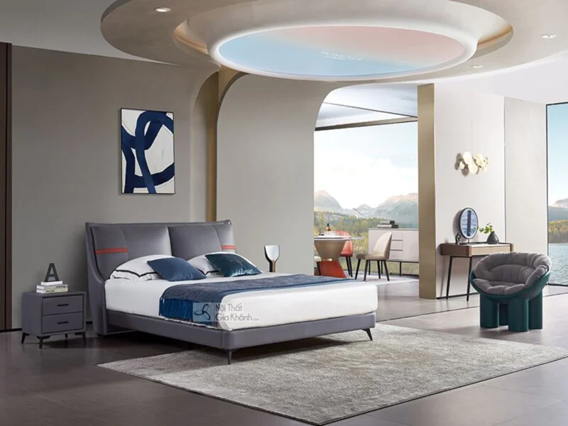 Giường ngủ bọc vải GIC021-18 được chụp từ góc thấp, hơi chếch về phía đầu giường bên trái, làm nổi bật tổng thể chiếc giườ…