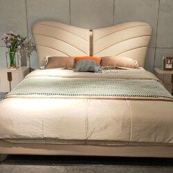 Ảnh chụp chính diện giường ngủ bọc da cao cấp GIC028-18, phong cách hiện đại luxury. Đầu giường hình cánh bướm độc đáo, bọ…