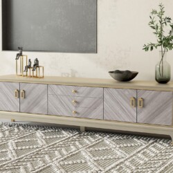 Kệ tivi phong cách Mỹ KT618081-22 chụp trực diện, nổi bật với mặt kệ màu be và thân kệ màu vàng nhạt. Hai cánh tủ hai bên…