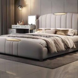 Giường Ngủ Luxury GIQF825-18 được chụp chính diện trong không gian phòng ngủ hiện đại. Giường bọc da bò tự nhiên màu xám n…