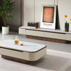 Bộ bàn trà và kệ tivi hiện đại S-3 được chụp từ góc hơi chếch, đặt trong không gian phòng khách tối giản với tường màu be…