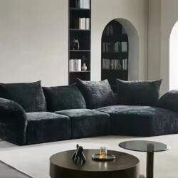 Sofa băng SF2107-4 ba chỗ ngồi, chụp từ góc chếch, nổi bật với thiết kế hiện đại, tối giản. Ghế bọc vải bông tuyết màu xám…
