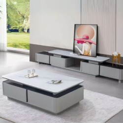 Bộ bàn trà và kệ tivi phong cách hiện đại được chụp từ góc chếch, đặt trong không gian phòng khách sáng sủa. Bàn trà hình…