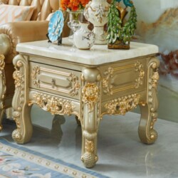 Bàn trà góc phong cách tân cổ điển được chụp cận cảnh từ phía trước, nổi bật với mặt đá Hồng ngọc long nhân tạo màu trắng…