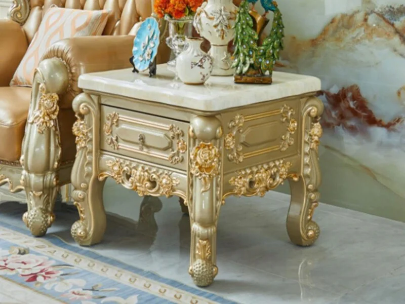 Bàn trà góc phong cách tân cổ điển được chụp cận cảnh từ phía trước, nổi bật với mặt đá Hồng ngọc long nhân tạo màu trắng…