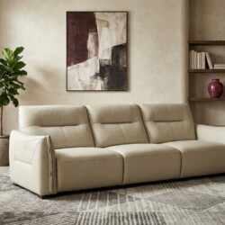 Sofa băng SF-S9007 màu kem nhạt với ba chỗ ngồi, đặt trong không gian phòng khách hiện đại. Bố cục chụp từ góc thấp, cho t…