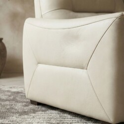 Cận cảnh phần tay vịn và cạnh bên của sofa SF-S9007, cho thấy chất liệu da bò tự nhiên màu kem nhạt được bọc tinh xảo. Tay…