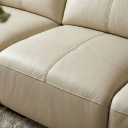 Cận cảnh chi tiết phần đệm ngồi và tựa lưng của sofa SF-S9007, nổi bật chất liệu da bò tự nhiên màu kem nhạt với các đường…