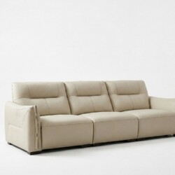 Sofa băng SF-S9007 màu kem nhạt, ba chỗ ngồi, được chụp chính diện trên nền trắng tinh khiết của studio. Sofa có thiết kế…