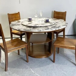 Bộ bàn ăn tròn hiện đại BAT110-135 chụp từ góc chếch, nổi bật mặt bàn đá siêu pha lê vân xám trắng với mâm xoay. Chân bàn…