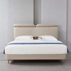 Giường ngủ bọc nệm phong cách hiện đại, chụp chính diện. Giường có phần đầu giường cao, bọc vải công nghệ màu kem nhạt với…