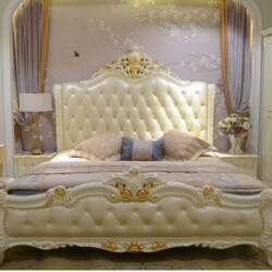 Giường ngủ tân cổ điển D89-20 được chụp chính diện trong một phòng ngủ sang trọng. Giường có đầu giường cao, bọc da bò tự…