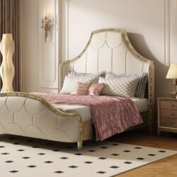 Giường ngủ phong cách Mỹ sang trọng, chụp từ góc hơi chếch bên trái, nổi bật phần đầu giường cao bọc da màu kem với đường…