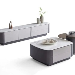 Bộ sản phẩm nội thất phòng khách hiện đại gồm bàn trà đôi và kệ tivi, chụp từ góc hơi cao trên nền trắng. Bàn trà lớn hình…