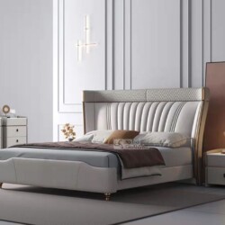 Giường ngủ bọc da luxury GIQF296-18 nhìn chính diện, nổi bật đầu giường bo cong với các đường sọc dọc và viền vàng đồng ti…