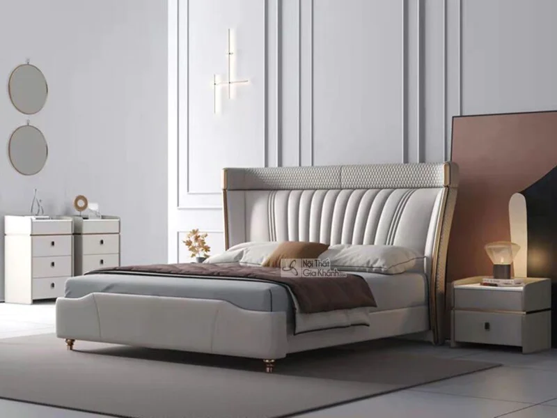 Giường ngủ bọc da luxury GIQF296-18 nhìn chính diện, nổi bật đầu giường bo cong với các đường sọc dọc và viền vàng đồng ti…