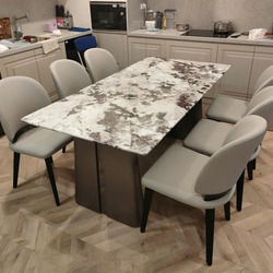 Bộ bàn ăn hiện đại TYG-680 với 6 ghế được chụp từ góc hơi chếch, cho thấy mặt bàn đá cẩm thạch nhân tạo vân nâu xám nổi bậ…