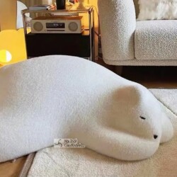 Ảnh chụp cận cảnh Gấu Papa GTY7325 màu trắng, hình dáng chú gấu đang nằm sấp thư thái trên thảm trải sàn màu kem. Sản phẩm…