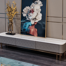 Kệ tivi phong cách Luxury hiện đại, chụp chính diện trong không gian phòng khách sang trọng. Kệ có mặt đá cẩm thạch trắng…