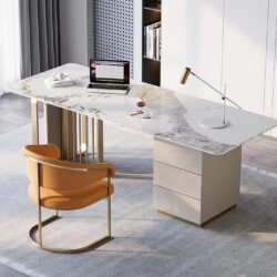 Bối cảnh phòng làm việc hiện đại luxury với bàn làm việc lớn mặt đá vân mây và tủ phụ màu be. Ghế làm việc MIREVA CT16 màu…