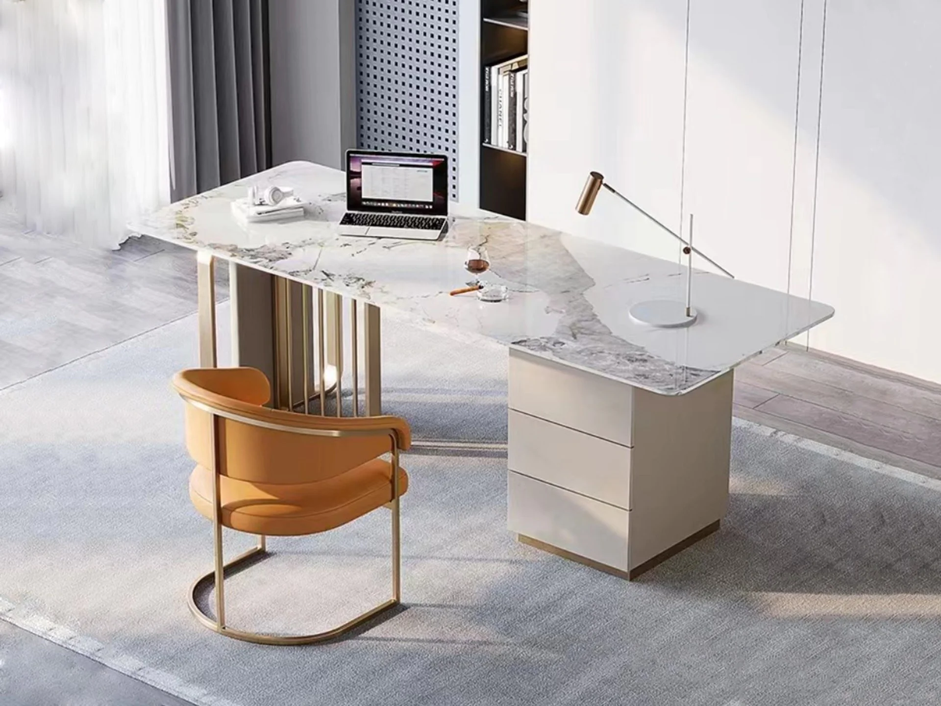 Bối cảnh phòng làm việc hiện đại luxury với bàn làm việc lớn mặt đá vân mây và tủ phụ màu be. Ghế làm việc MIREVA CT16 màu…