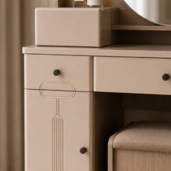 Chi tiết mặt bàn và hộc kéo của bộ bàn phấn ARIA, cho thấy chất liệu gỗ công nghiệp MFC màu be nhạt. Các hộc kéo có tay nắ…