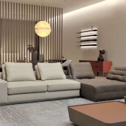 Bộ sofa góc chữ L SF2216-1 được chụp từ góc chính diện hơi chếch, nổi bật với thiết kế tối giản, hiện đại. Phần ghế dài mà…