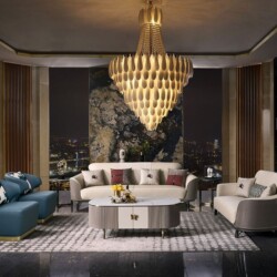 Bộ sofa luxury SBGD17-1123 được bài trí trong không gian phòng khách sang trọng, với sofa băng 3 màu kem, băng 2 màu xanh…