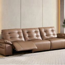 Sofa băng ba chỗ ngồi SFB8170 màu nâu da bò, chụp chính diện trong phòng khách hiện đại. Ghế có thiết kế tối giản, tựa lưn…