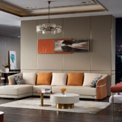 Bộ sofa góc chữ L màu kem nhạt, bọc da Nappa cao cấp, đặt trong phòng khách phong cách hiện đại luxury. Sofa có tựa lưng t…