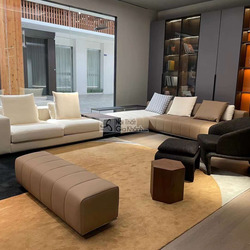 Toàn cảnh phòng khách trưng bày bộ sofa góc SF2201-1 phong cách Ý, nhìn thẳng vào không gian. Bộ sofa chữ L lớn gồm ghế dà…