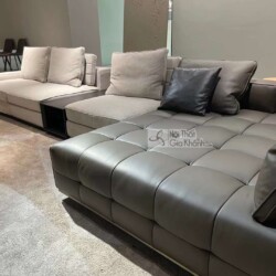 Cận cảnh bộ sofa góc trái SF2032, tập trung vào phần góc chần ô bọc da màu xám đậm và phần ghế dài bọc vải màu be. Các gối…