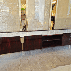 Kệ tivi mặt đá KT8808-20 được trưng bày trong một không gian phòng khách luxury, chụp chính diện, thể hiện rõ vẻ đẹp của s…