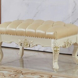 Ghế đôn sofa DS01-TN phong cách tân cổ điển, chụp chính diện hơi chếch góc thấp, nổi bật phần đệm bọc da nhân tạo màu kem…