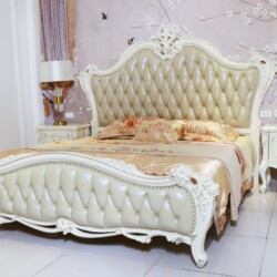 Giường Ngủ Tân Cổ Điển GI8805H-18 màu trắng ngọc trai, chụp chính diện trong phòng ngủ. Giường có đầu và đuôi giường bọc d…