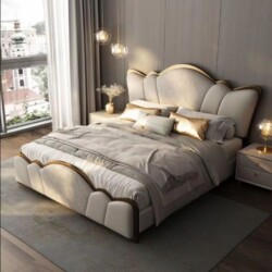 Giường ngủ bọc da GI8335-18 chụp từ góc hơi chéo, thể hiện rõ thiết kế luxury của sản phẩm. Đầu giường có hình vỏ sò cách…