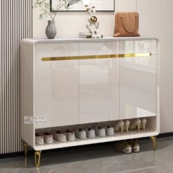 Tủ giày gỗ màu trắng TDB503 được chụp chính diện, đặt trong không gian tiền sảnh hoặc lối vào nhà. Tủ có bề mặt sơn bóng m…