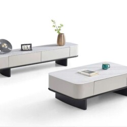 Cặp sản phẩm đồng bộ gồm bàn trà và kệ tivi hiện đại, chụp góc nghiêng trên nền trắng studio. Bàn trà hình chữ nhật bo góc…